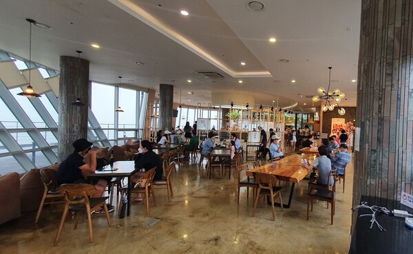 봇재 2층 그린다향 카페 전경. (사진=보성군)