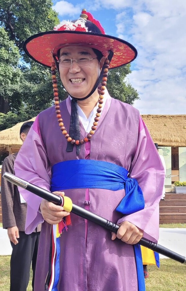 낙안읍성에서 김빈길 장군 추모제에서 노관규 순천시장이 장군 지휘봉을 잡고 웃고 있는 모습. [사진=독자제공]