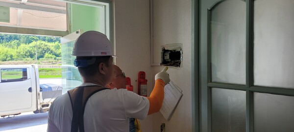 화순군 관계자 등이 경로당 전기안전점검을 하고 있다. [사진=화순군]