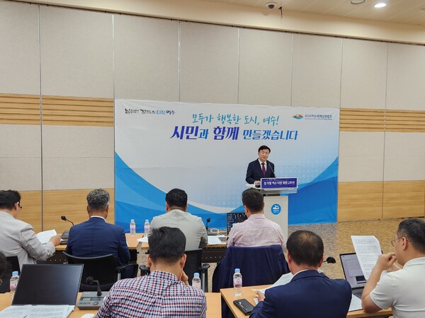 정기명 여수시장이 시청 대회의실에서 취임 2주년 기자회견을 하고 있다. [사진=조용호 기자]