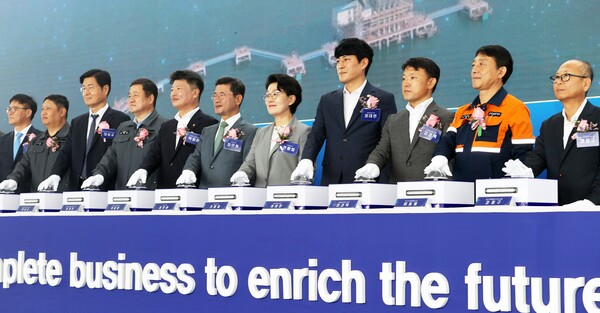 광양 1LNG터미널 준공 기념촬영 모습, (사진 속 11명 인사 정중앙에 정인화 광양시장, 그리고 왼쪽은 김영록 도지사의 대신해서 참석한 박창환 전남도 경제부시장, 오른쪽 권향엽 국회의원, 최대원 광양시의회 의장 순으로 배열되어 있으며, 이날의 주인공인 이계인 ㈜포스코인터내셔널 대표이사와 이동렬 광양제철소장은 양쪽 끝자락에서 컷팅식을 했다. [사진=전남도]