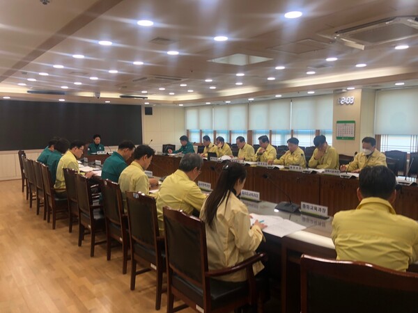 김대중 교육감이 사고수습대책본부 긴급회의를 진행하고 있다. [사진=전남교육청]