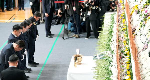 제주항공 여객기 사고 합동분향소에서 최상목 대통령 권한대행과 김영록 도지사 등이 참배하고 있다. [사진=전남도]