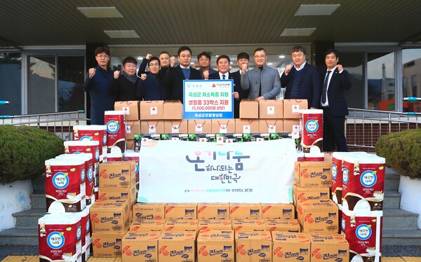 곡성군 연합청년회, 저소득가정 생필품 지정 기탁 기념 촬영 모습. [사진=곡성군]