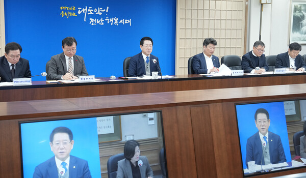 김영록 도지사가 실국장 정책회의를 주제하고 있다. [사진=전남도]