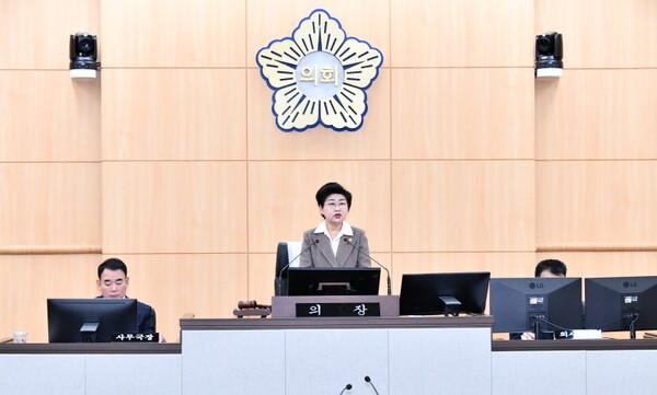 백인숙 여수시의회 의장 제242회 정례회 폐회를 선언하고 있다. [사진=여수시의회]