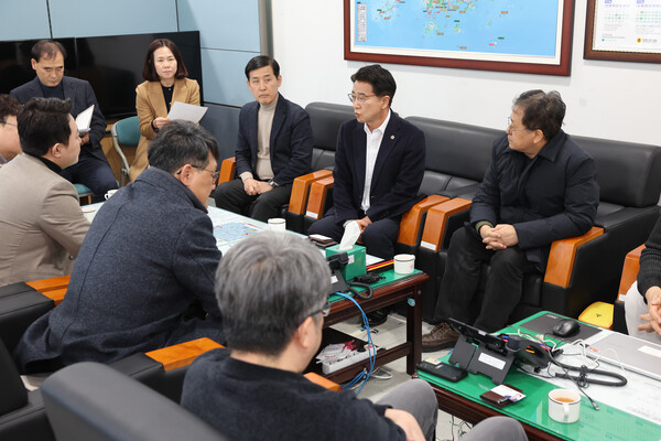 김태균(오른쪼 두번째) 의장이 도의회 출입기자들과 간담회를 하고 있다. [사진=전남도의회]