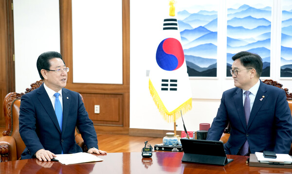 김영록(왼쪽) 전라남도지사가 3일 오후 국회에서 우원식 국회의장을 만나 전라남도 주요 현안 해결을 위한 건의 등 국회 차원의 협조를 요청하고 있다. [사진=전남도]