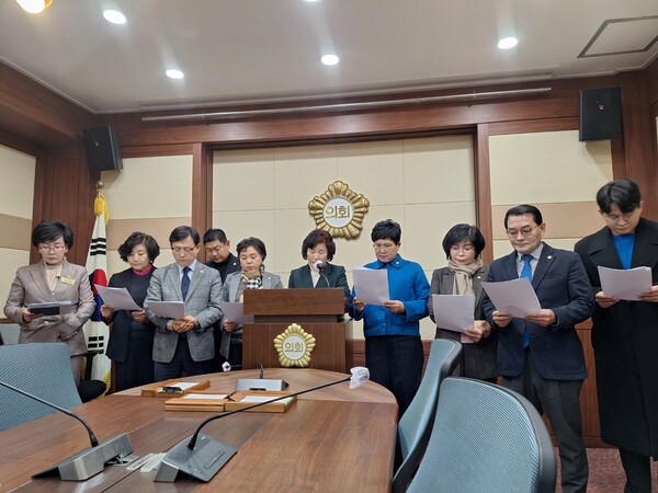 민주당 순천(갑) 지역 시의원 11명(이영란, 오행숙, 장경순, 김미연, 이향기, 정홍준, 신정란, 김태훈, 장경원, 정광현 의원)이 기자회견을 열고 있다. [조용호 기자]