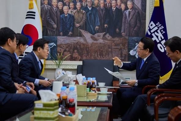 김영록(오른쪽) 전남지사와 이재명 대표에게 제주항공 특별법·전남 국립의대 정원 배정 건의를 하고 있다. [사진=김영록 지사 페북]