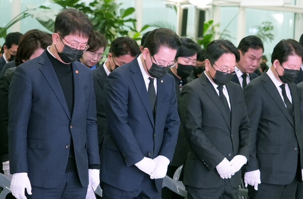 ‘12·29 제주항공 여객기 참사 희생자 49재 합동위령제’에서 묵념하고 있다. [사진=전남도]