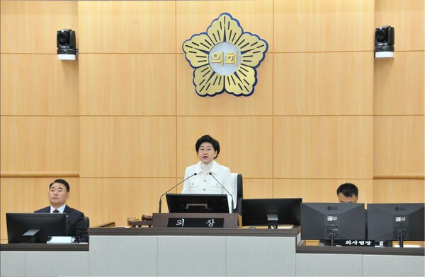 여수시의회 백인숙 의장이 제243회 임시회 폐회사를 하고 있다.[사진=여수시의회]