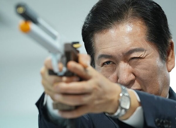 정청래 민주당 최고위원이 '역사는 직진하지도 않지만 후퇴하지도 않는다' 라며 누군가을 향해 총구를 겨누고 있다. [사진=정창래 페북 캡처]