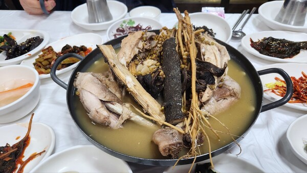 오늘 메뉴는 능이한방백숙입니다