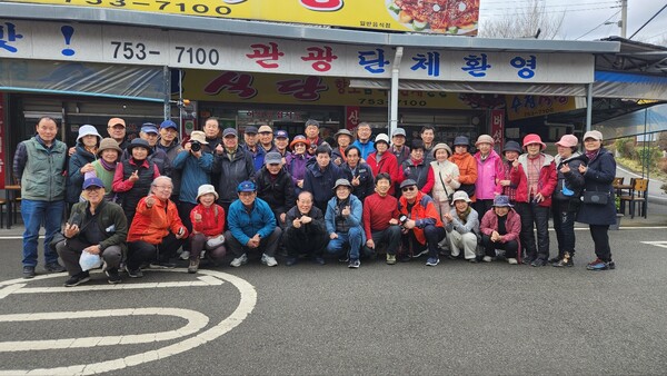 선암사를  방문한 사)한국디지털사진가협회 서울지부 사진작가들의 기념촬영