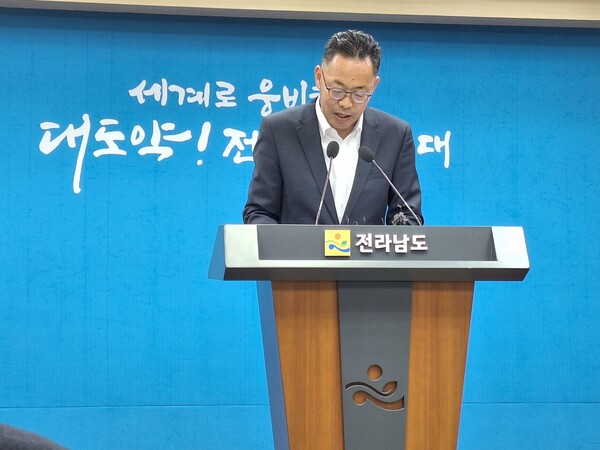 윤진호 전남도 기획조정실장이 전남 미래발전 공약과제 75건을 발표하고 있다. [조용호 기자]