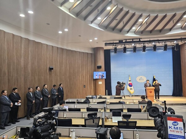 서울 국회 기자회견장에서 김영록 도지사가 제21대 대통령선거 더불어민주당 경선 불출마를 공식 선언했다. [사진=김영록 지사 페북]