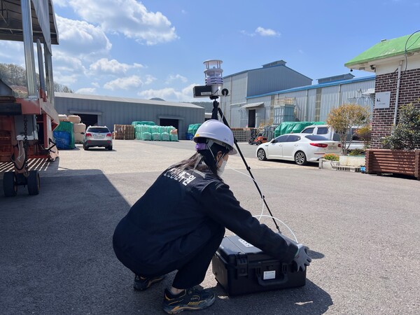 전라남도보건환경연구원 관계자가 악취관리지역으로 지정된 여수산단 등 3곳의 악취 실태조사를 실시했다. [사진=전남도]