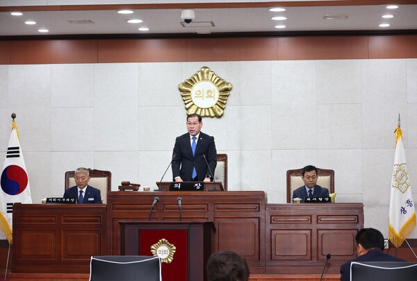 김재승 장흥군의회 의장이 제298회 임시회 개회를 선언하고 있다. [사진=장흥군의회]