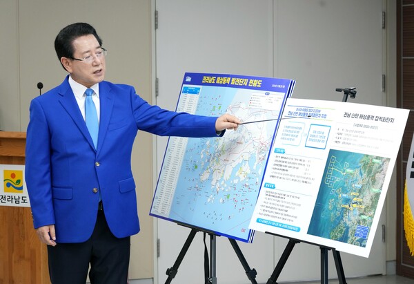 김영록 지사가 해상풍력집적화단지 지정 관련 기자브리핑를 하고 있다. [사진=전남도]