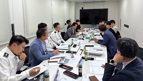 전남도자치경찰위원회, 전남경찰청, 시군, 시군경찰서, 한국도로교통공단, 한국교통안전공단 등 7개 유관기관 관계자들이 교통안전 컨설팅을 진행하고 있다. [사진=여수시]