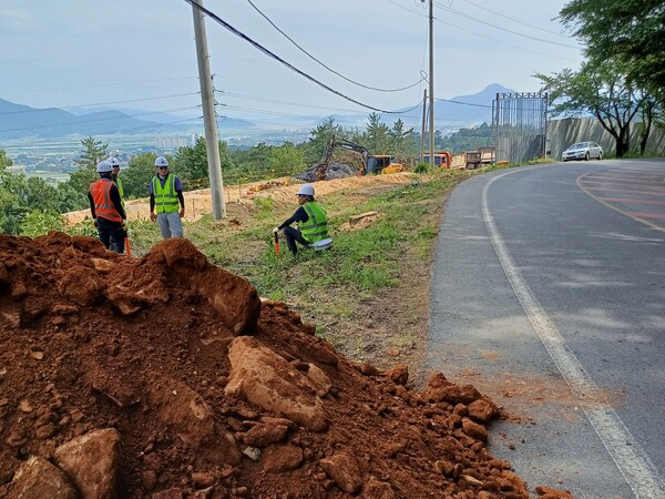 벚나무가 사라진 곳에서 작업자들이 휴식을 취하고 있다. [사진=제보자]