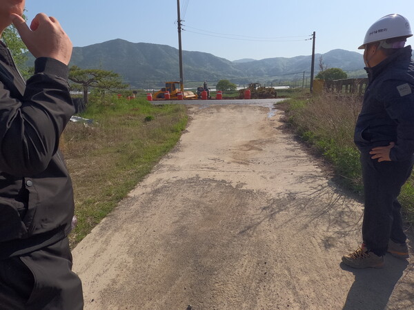 본지 탐사보도국은 까치재터널 공사 현장을 직접 방문해, 대보건설 현장소장과 감리단장에게 벚나무 무단 벌목의 문제점을 제기하고 있다. [조용호 기자]