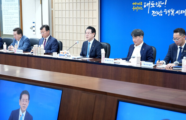 김영록 전라남도지사가 도청 서재필실에서 실국장 정책회의를 주재하고 있다. [사진=전남도]