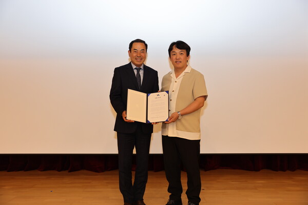 황학법(왼쪽) 사장 직무대행이 적극행정 실천다짐 기념촬영을 하고 있다. [사진=공사]