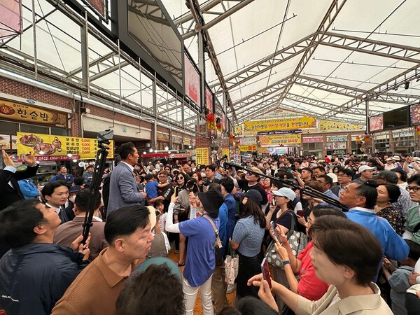 순천 아랫장을 방문한 정청래 위원장. [사진=정청래 페북]