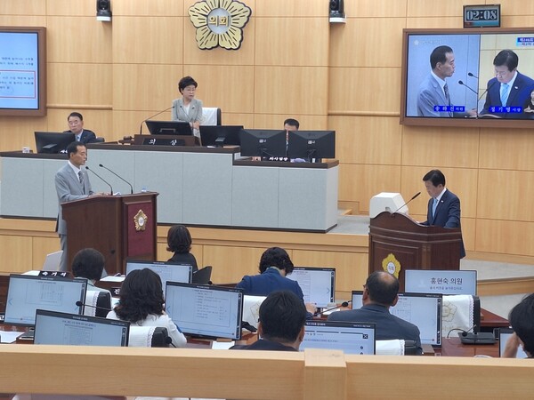 송하진 의원(왼쪽)의 보충 질문에 대해 정기명 시장이 무성의한 답변으로 일관했다. [조용호 기자]