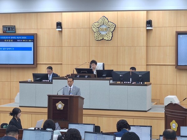 송하진 의원이 시정질문을 하고 있다. [조용호 기자]