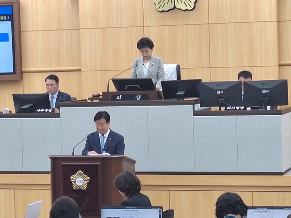 정기명 시장이 시정질문에 답변하고 있다. [조용호 기자]