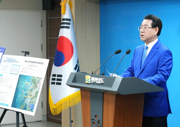 김영록 도지사가 지난 4월 22일 도청 브리핑룸에서 해상풍력집적화단지 지정과 관련해 브리핑을 하는 모습. [시사호남 DB]