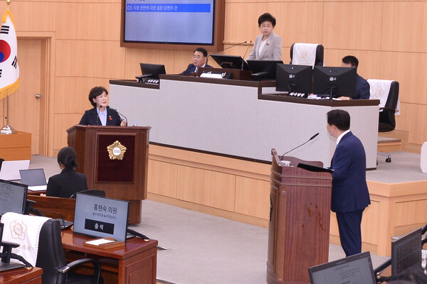 이미경 의원이 정기명 시장에게 시정 질문을 하고 있다. [사진=여수시의회]