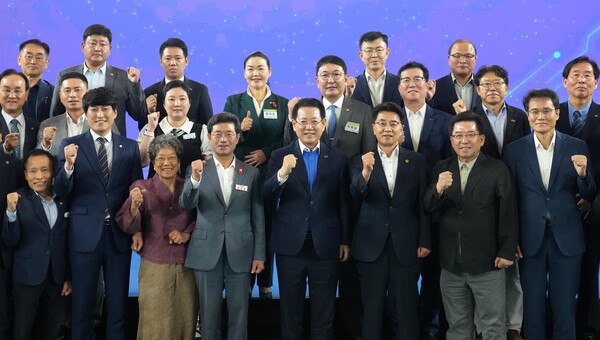 광양시 정책비전 투어 기념촬영. [사진=전남도]