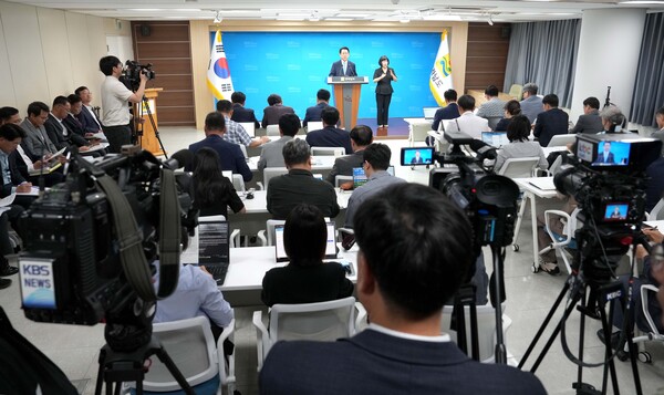 김영록 도지사가 기자회견문을 발표하고 있다. [사진=전남도]