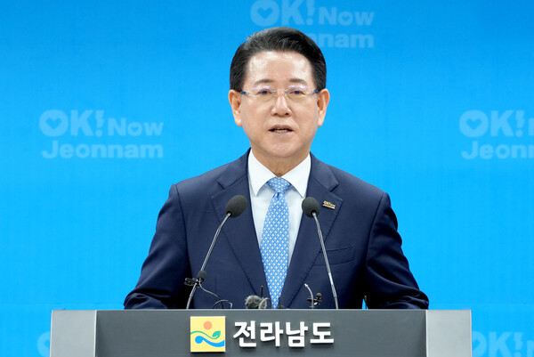 김영록 도지사가 기자회견문을 발표하고 있다. [사진=전남도]