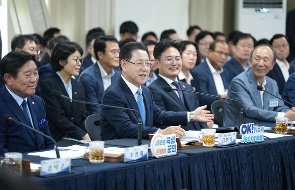 김영록 지사가 곡성군청에서 열린 ‘곡성군 정책비전 투어’ 행사에 참석해 인사말을 하고 있다. [사진=전남도]