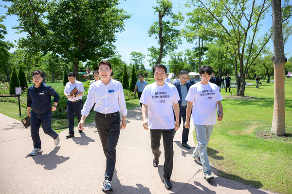 노관규 순천시장과 박규섭 국정기획위원회 대외협력국장 등 관계자들이 순천만국가정원을 순회하고 있다. [사진=순천시]
