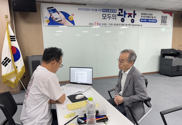 박병희(오른쪽) 순천대 의과대학설립추진단장이 대통령직속 국정기획위원회에 국립의과대학 신설의 필요성을 담은 정책 제안를 하고 있다. [사진=순천대]