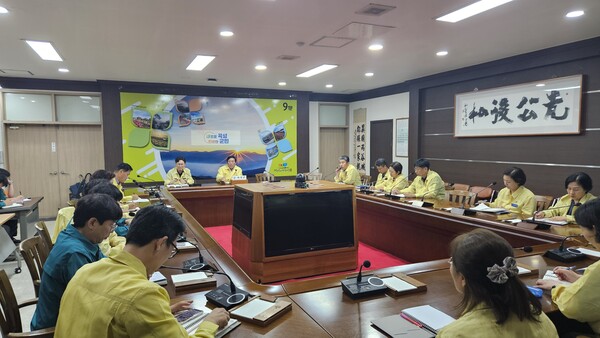 조상래 군수가 집중호우로 인한 피해 가능성에 대비해 긴급 재난안전대책회의를 진행하고 있다. [사진=곡성군]