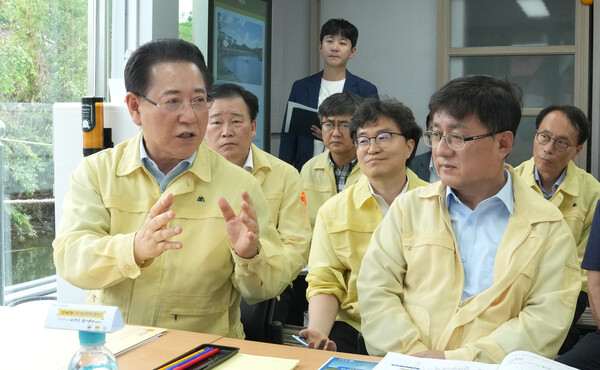 김영록 (왼쪽)지사가 30일 영산강 수계 현장 점검을 위해 방문한 김성환 환경부 장관에게 지역 현안을 건의하고 있다. [사진=전남도]