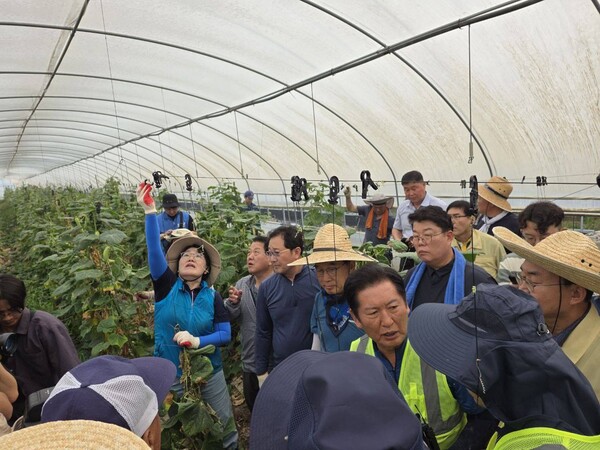 나주시 노안면의 수해 복구 현장을 찾은 정창래 신임 대표. [사진=권향엽 국회의원 페이스북]