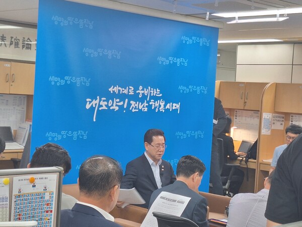 김영록 도지사가 기자 간담회를 진행하고 있다. [조용호 기자]