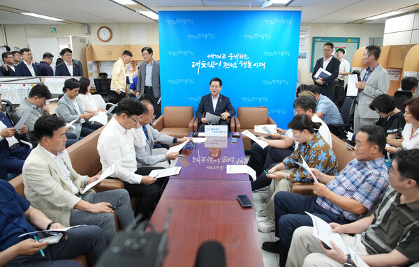 김영록 도지사가 기자 간담회를 진행하고 있다. [사진=전남도]