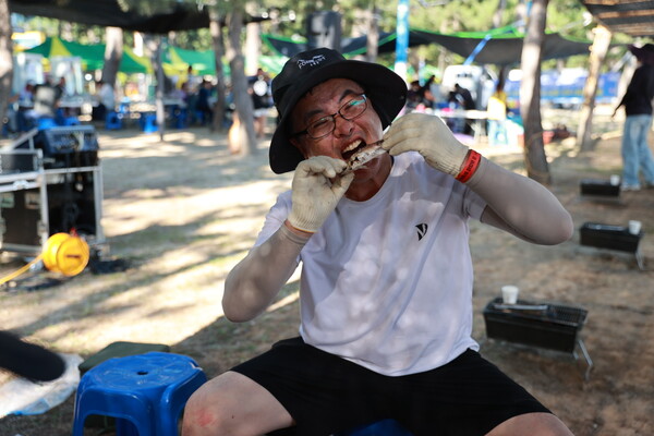 . 보성군, 잡은 전어 즉석에서 와그작, 입안 가득 바다의 맛. [사진=보성군]