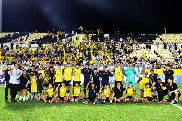 전남드래곤즈, 26R 홈경기서 안산에게 2-0 승리 기념촬영. [사진=전남드래곤즈]