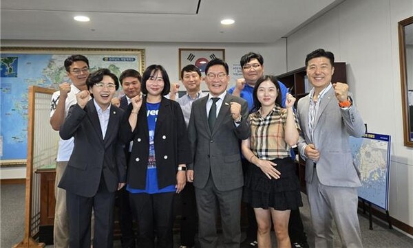 강진군의회 김보미(왼쪽 첫 번째)·노두섭(오른쪽 첫 번째) 의원, 강위원(가운데) 경제부지사 등이 면담 기념촬영을 하고 있다. [사진=강진군의회]