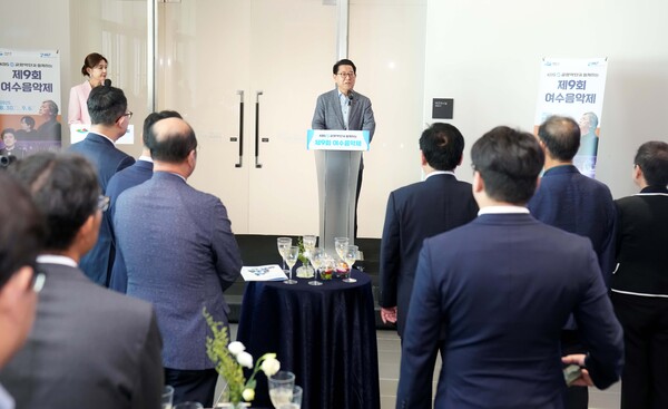 김영록 도지사가  ‘제9회 여수음악제 개막식’에 참석해 인사말을 하고 있다. [사진=전남도]